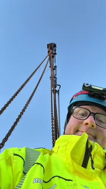 Kranbilfører Hans G. Wold i aksjon på jobb med kranen bak seg.