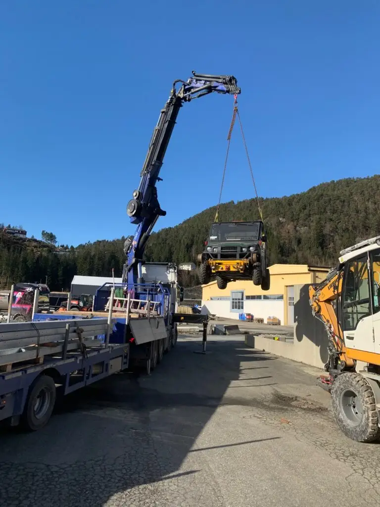 Wold Kran & transport AS som løfter jernbane-UTV for transport mellom Elverum til Bergen.