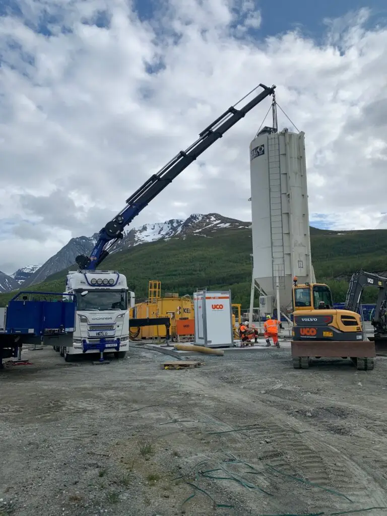 Kranbil som løfter silo på plass. Wold Kran & transport AS på jobb i Tromsø.
