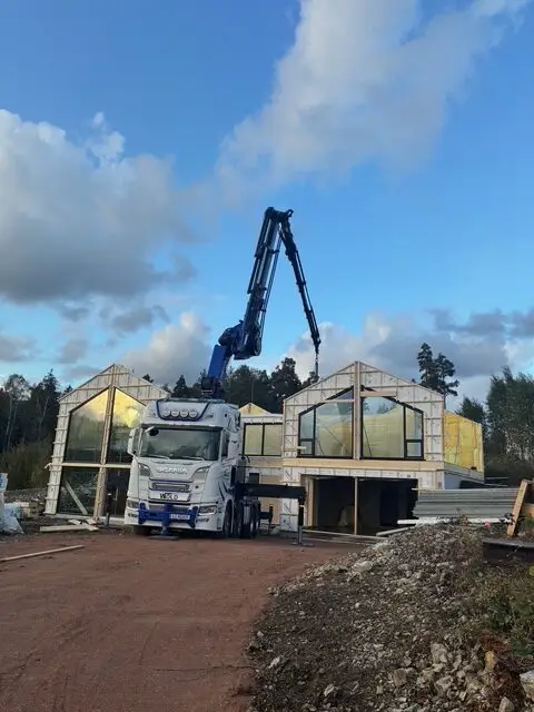 Wold Kran & transport AS som monterer stor hytte i Holmsbu i samarbeid med Asbjørn Dahlen Transport AS.
