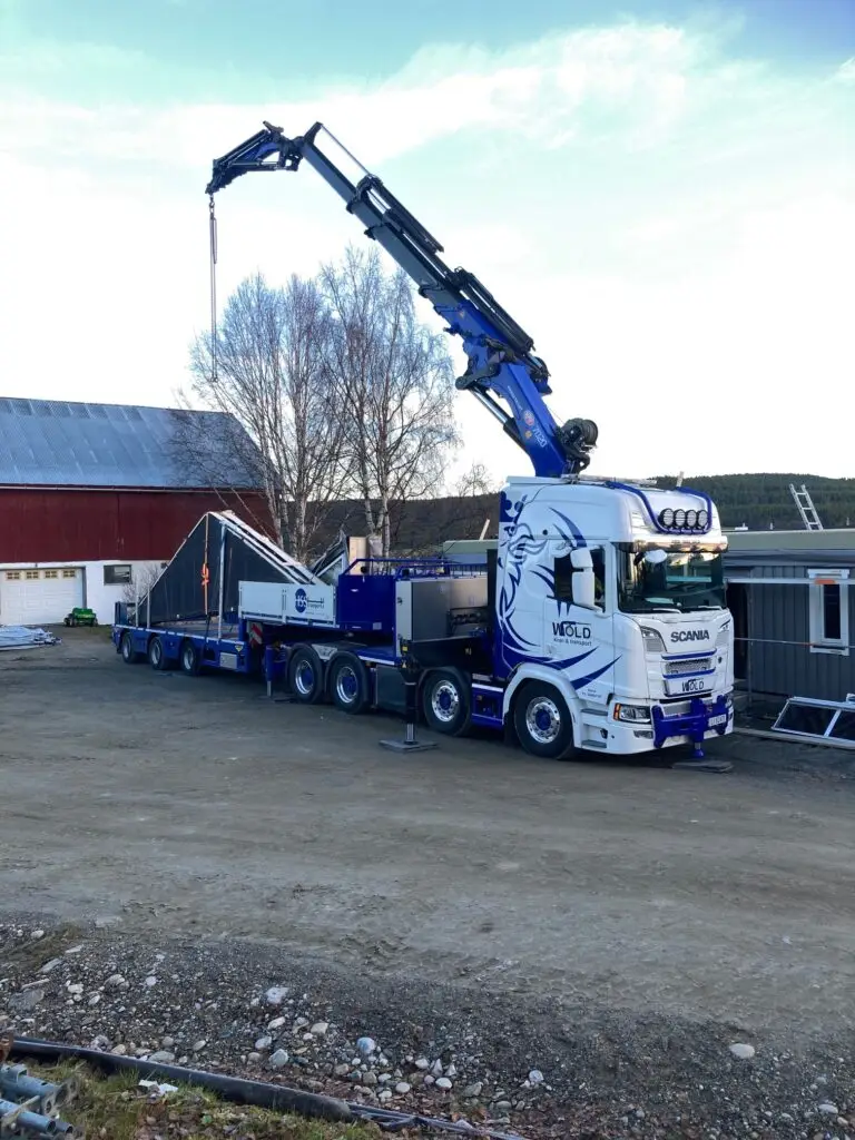 Kranbil som monterer boligelementer på Tolga for Innlandet Elementfabrikk AS.
